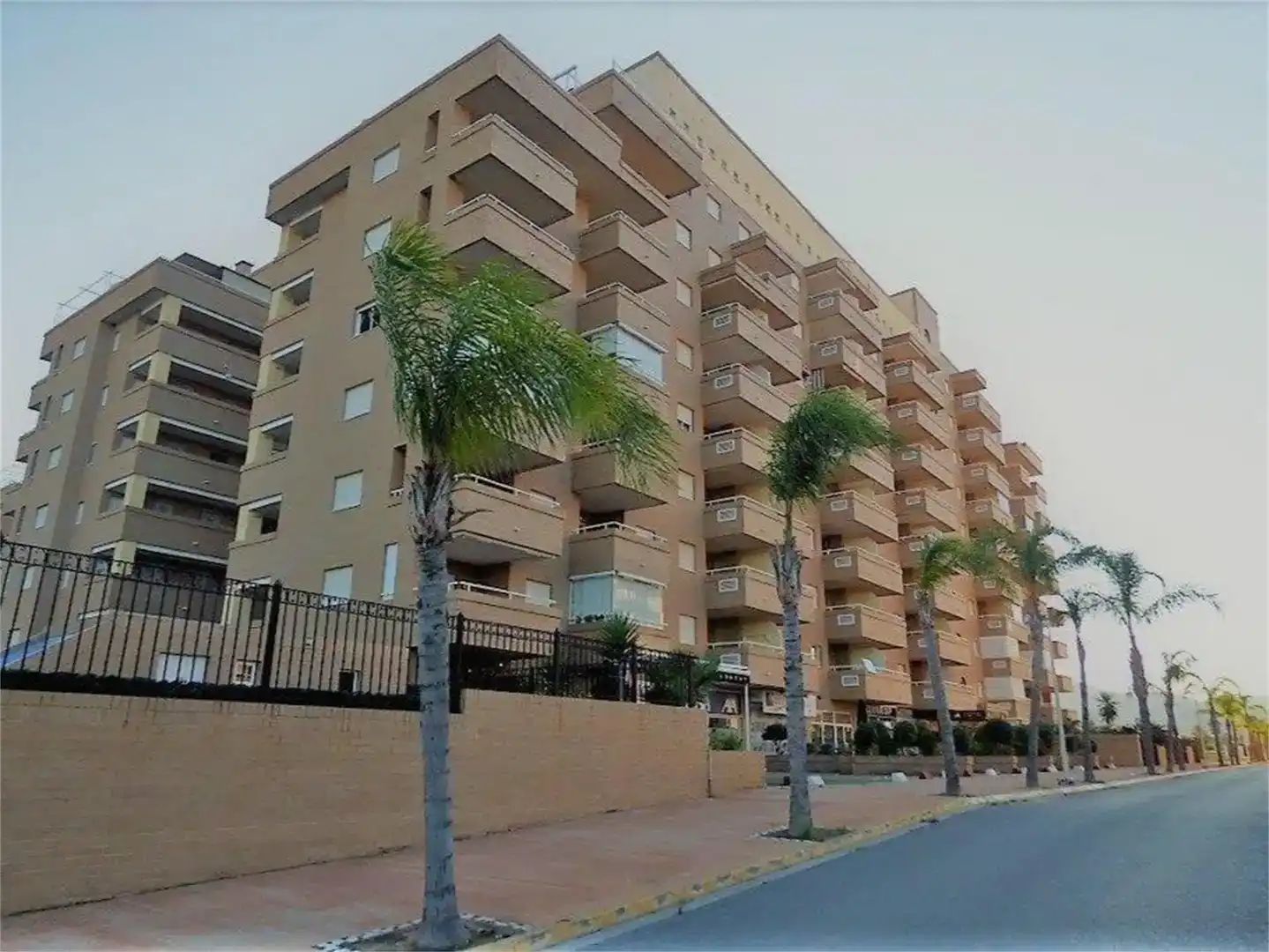 Außenansicht von Wohnungen zur Miete in Oropesa del Mar / Orpesa mit Klimaanlage, Privatgarten und Schwimmbad