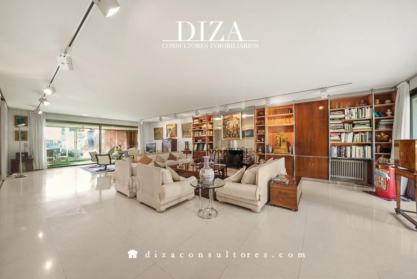 Sala d'estar de Casa o xalet en venda en  Madrid Capital amb Aire condicionat, Calefacció i Jardí privat