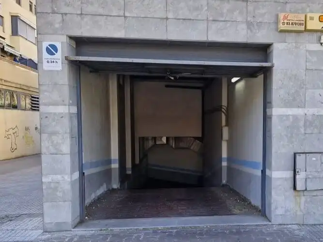 Moto in affitto a Calle Francesc Macia 157, imagen 3