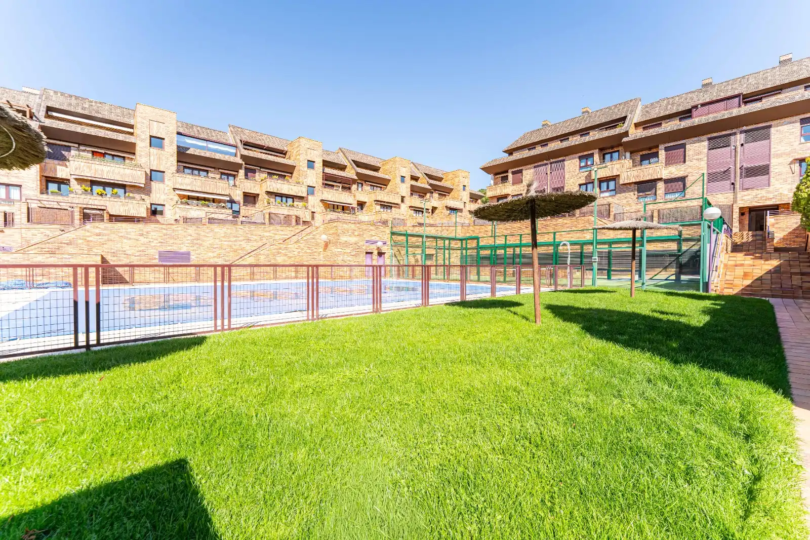 Vista exterior de Pis en venda en Las Rozas de Madrid amb Aire condicionat, Calefacció i Jardí privat