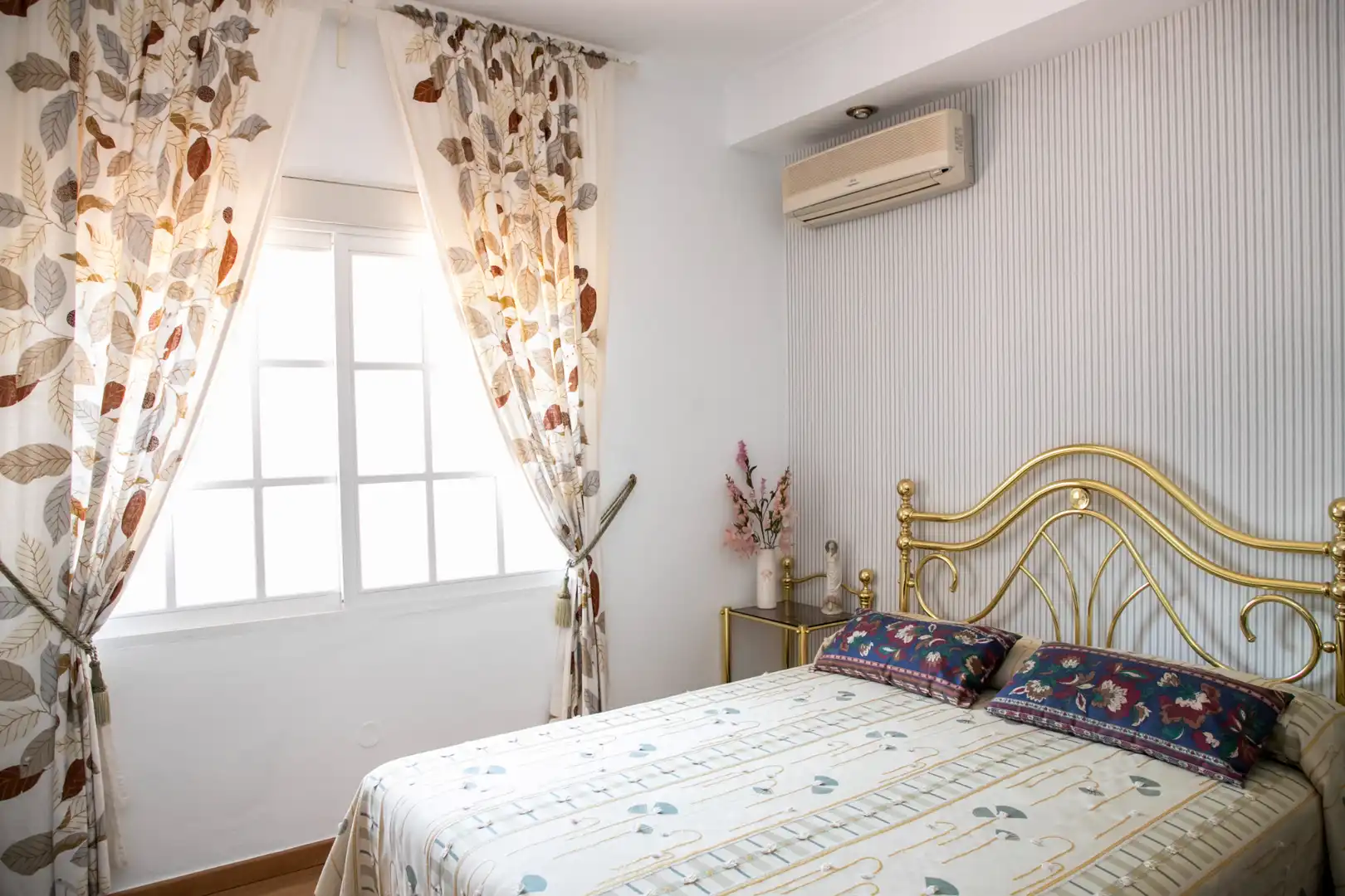 Habitación de Casa o chalet en venta en Castilleja de la Cuesta con Aire acondicionado, Calefacción y Jardín privado