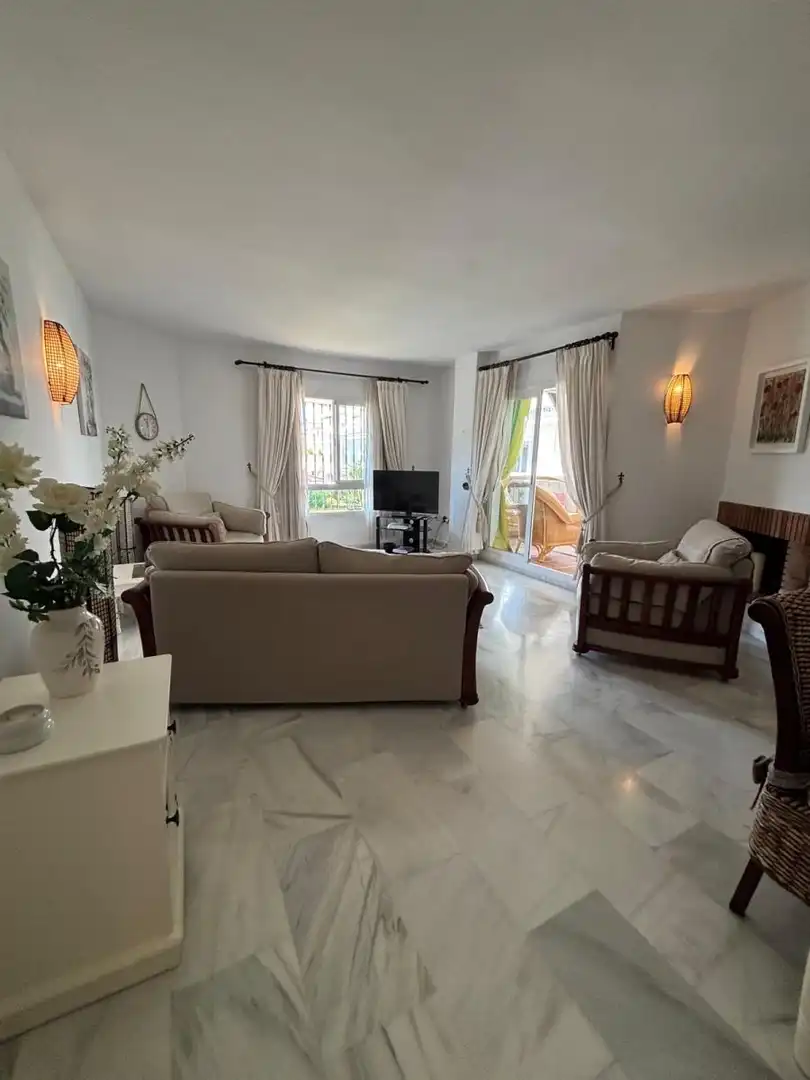 Sala d'estar de Apartament de lloguer en Marbella amb Calefacció, Jardí privat i Moblat