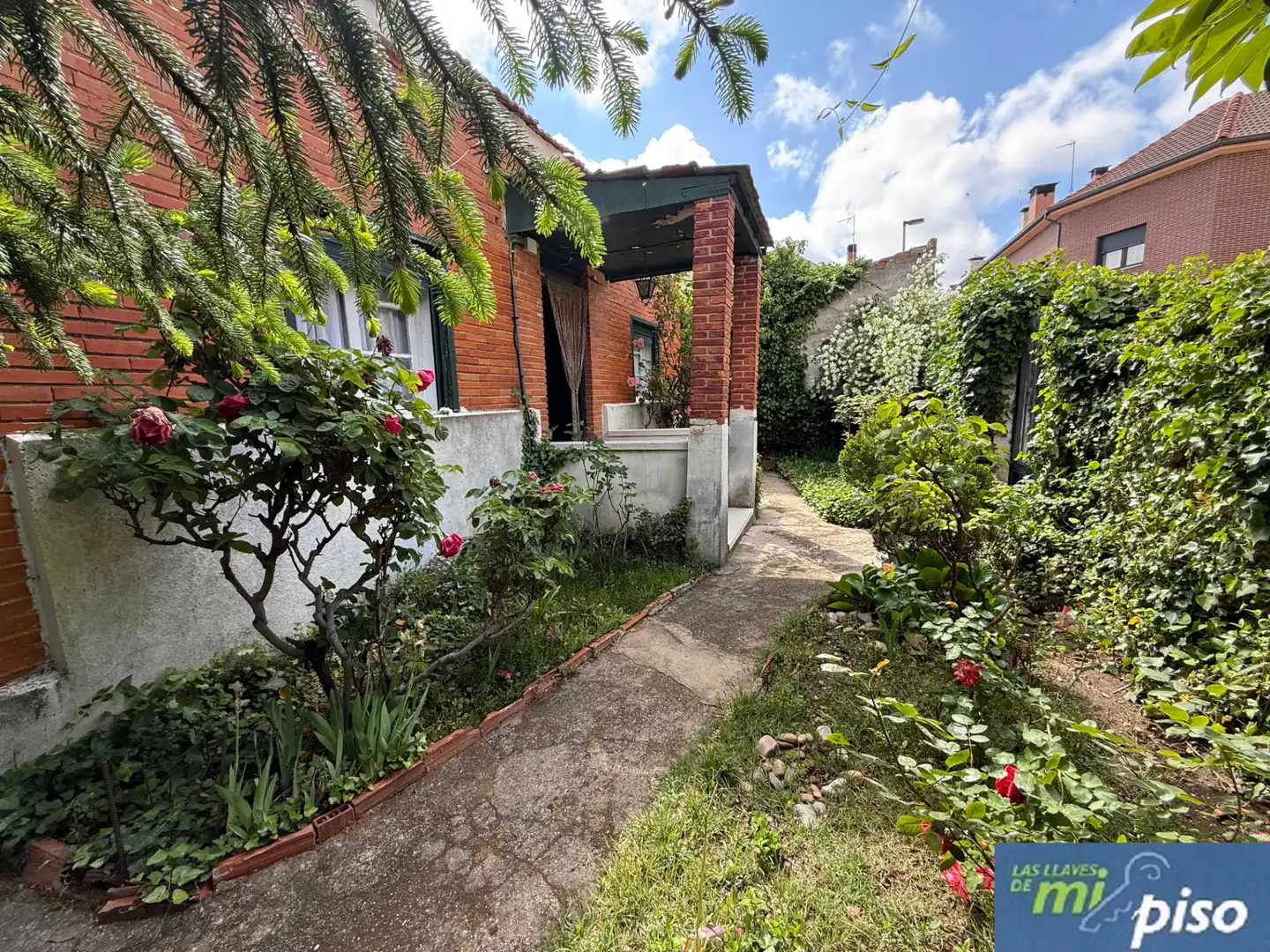 Exterior view of Houses for sale in Valladolid Capital  with Private garden, Parquet flooring and Terrace