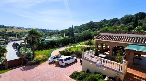 Villa con dos apartamentos independientes, gran parcela y piscina privada en Valle Romano, Estepona Oeste
