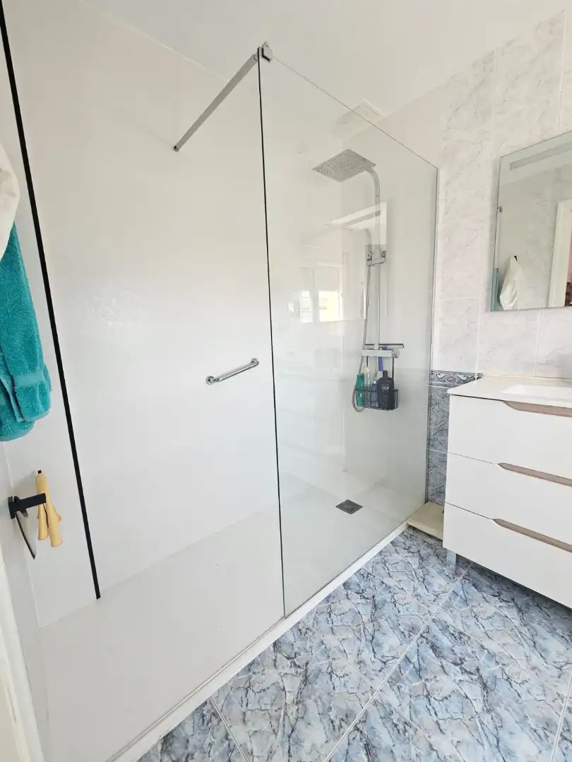 Bany de Casa o xalet en venda en Vilanova i la Geltrú amb Jardí privat, Terrassa i Piscina