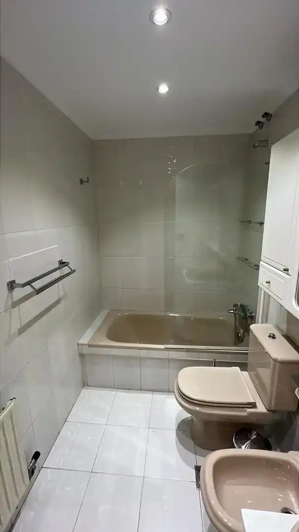 Bathroom of Flat for share in Vigo   with Parquet flooring, Furnished and Oven