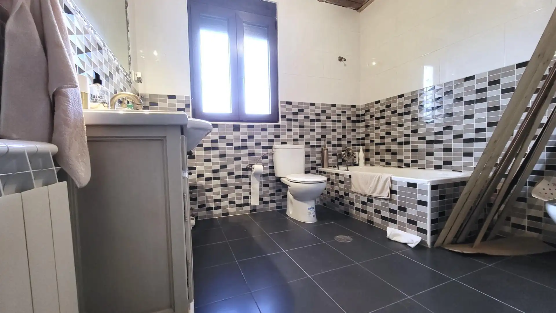 Bany de Casa o xalet en venda en Villanueva de Ávila amb Jardí privat, Terrassa i Traster