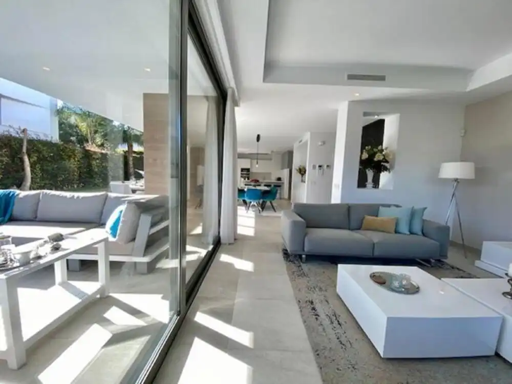Sala d'estar de Casa o xalet de lloguer en Estepona amb Aire condicionat, Jardí privat i Terrassa