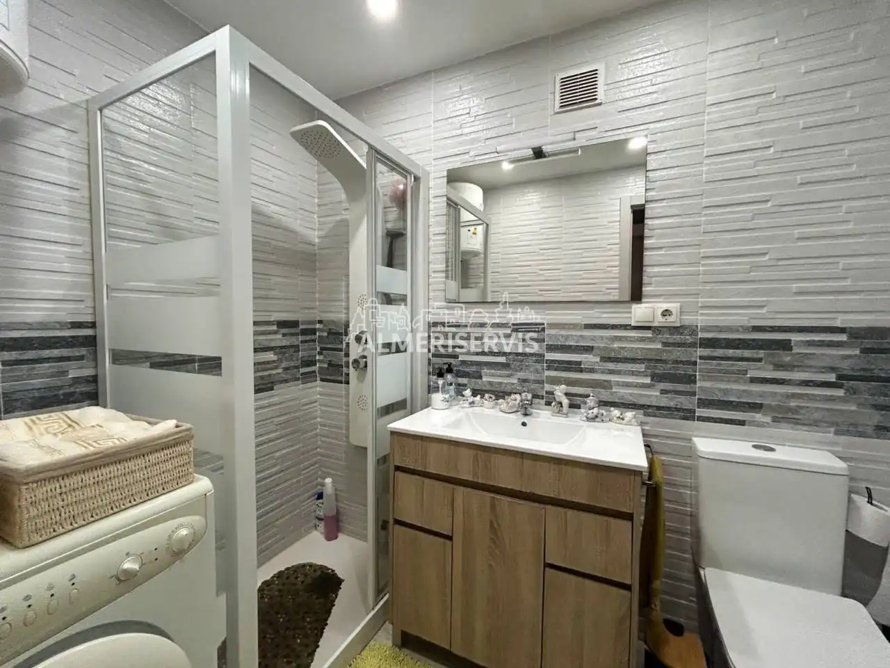 Baño de Piso en venta en Roquetas de Mar con Terraza y Amueblado