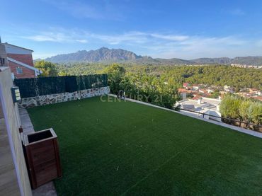 Casa con giardino in vendita a Carrer d'Anselm Clavé, 28, 08292 Esparreguera, Spain