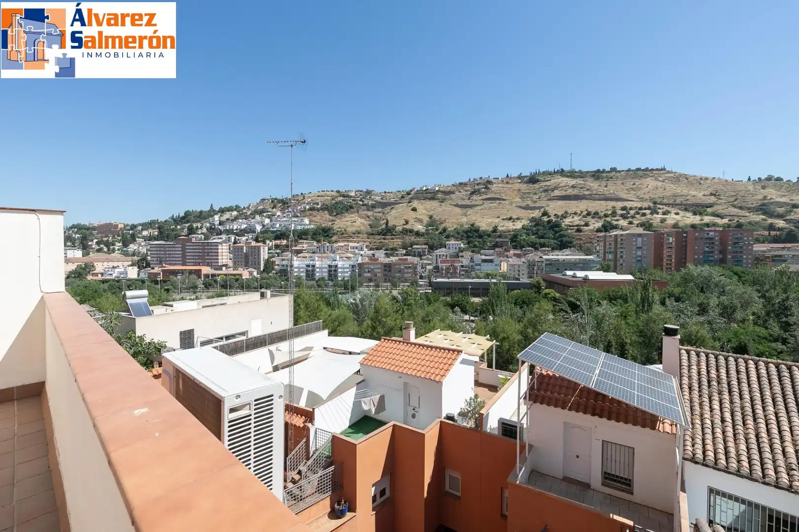 Vista exterior de Casa adosada en venta en Granada con Aire acondicionado, Calefacción y Terraza
