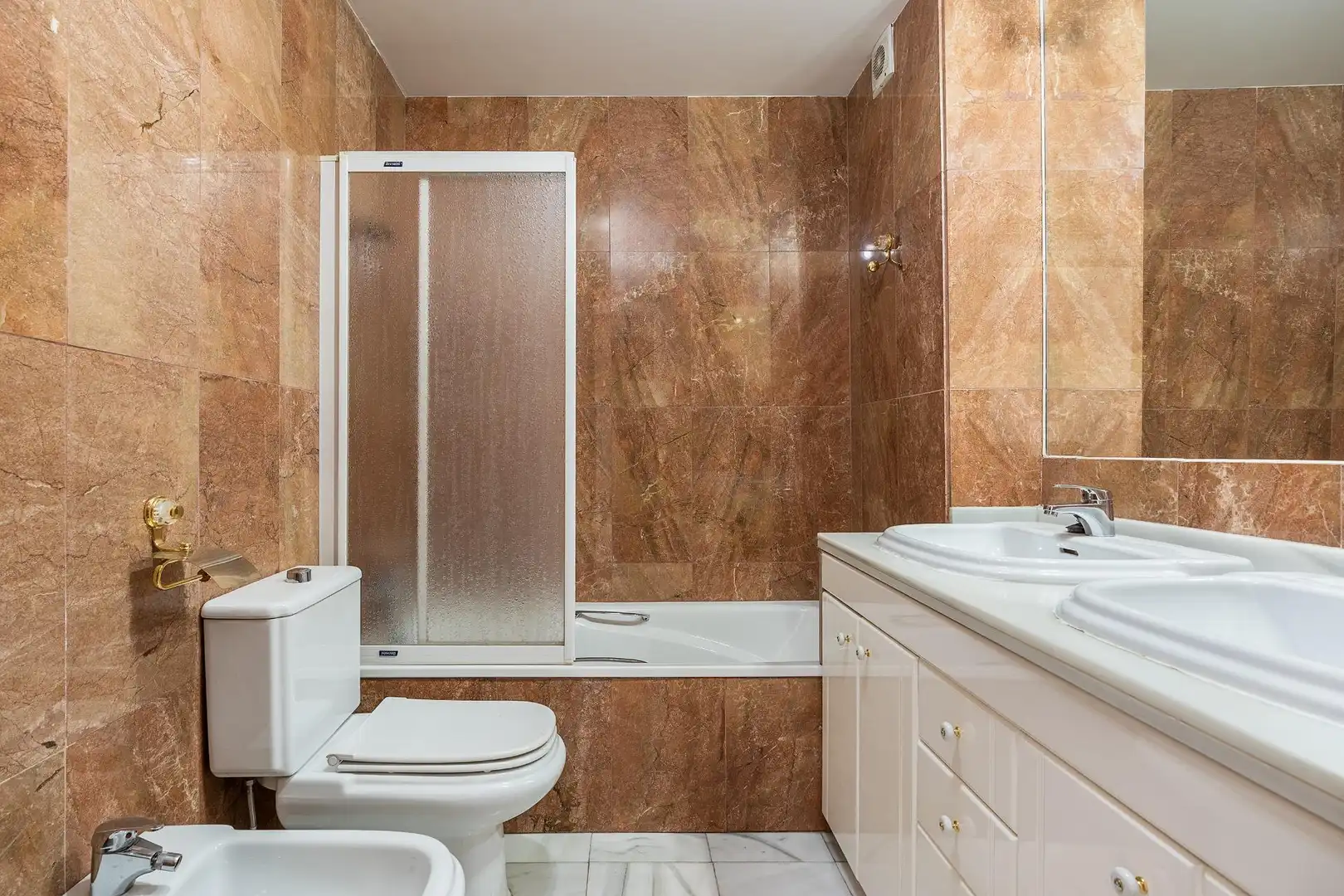 Badezimmer von Wohnung zum Verkauf in Granada mit Klimaanlage und Heizung