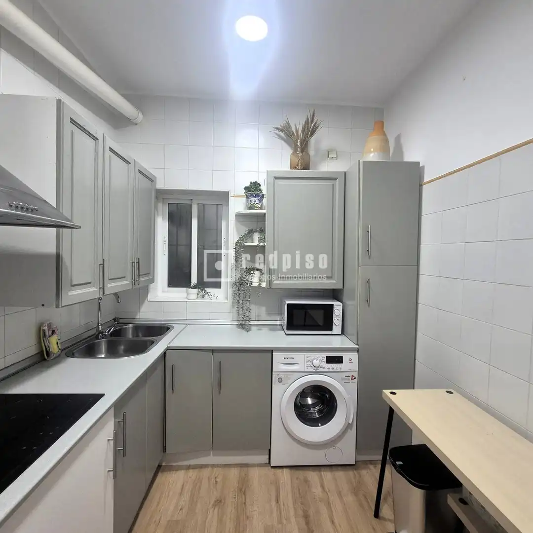 Cuina de Apartament en venda en Sevilla amb Aire condicionat, Moblat i Alarma