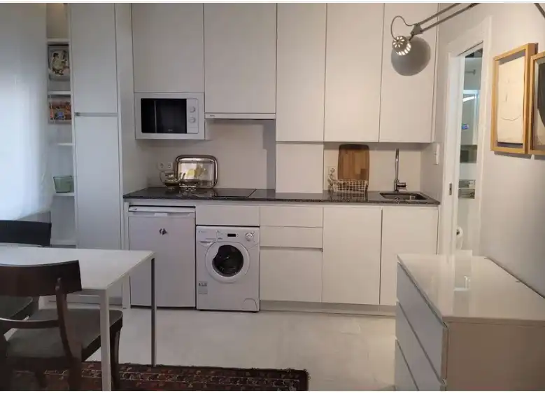 Cuina de Apartament de lloguer en Madrid amb Aire condicionat, Calefacció i Moblat