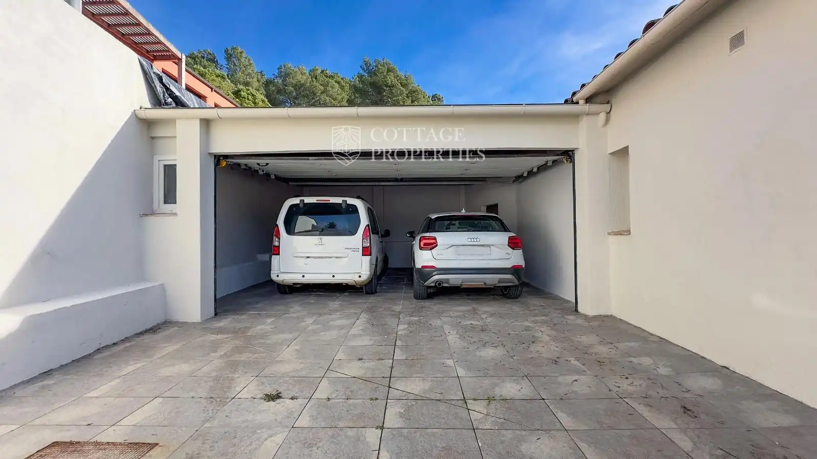 Parking of Houses for sale in Banyoles  with Air Conditioner, Swimming Pool and Alarm