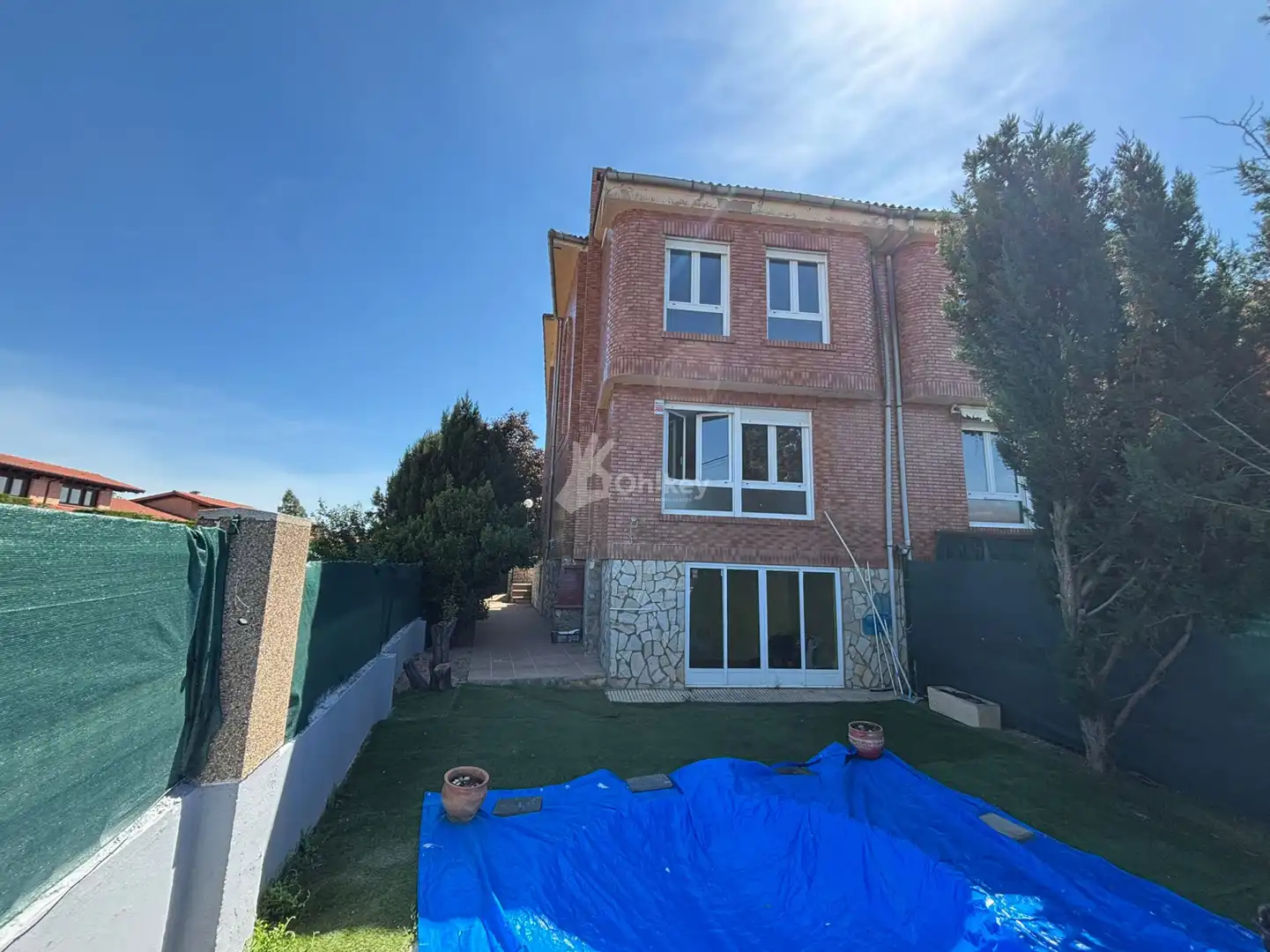 Garden of Houses for sale in Onzonilla  with Heating, Parquet flooring and Swimming Pool