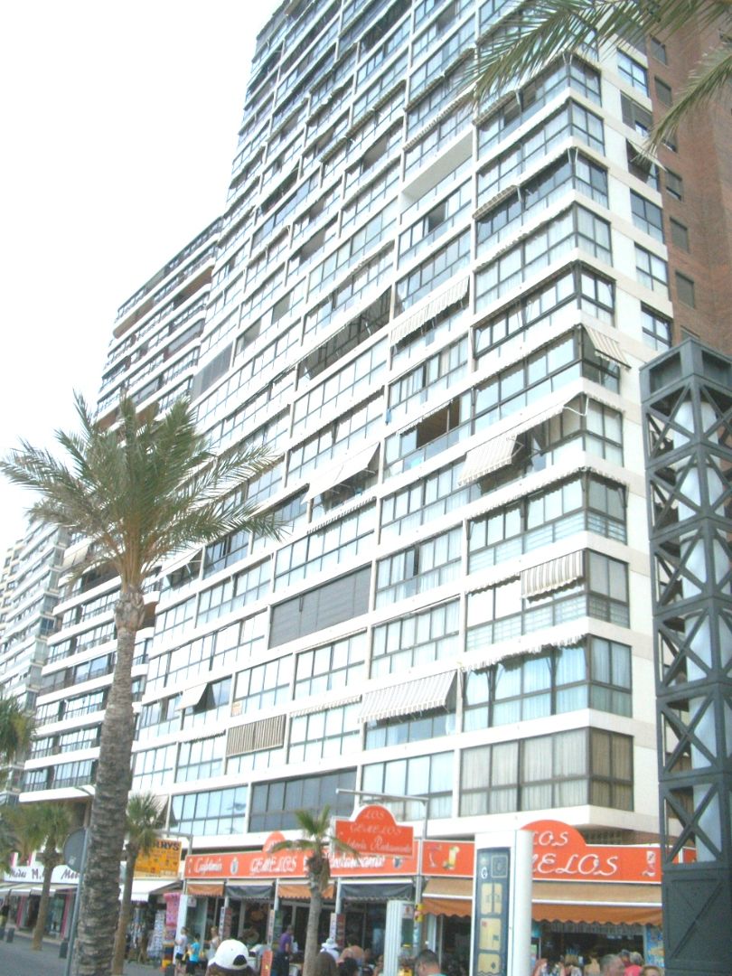 Vista exterior de Apartament en venda en Benidorm amb Aire condicionat, Moblat i Piscina comunitària