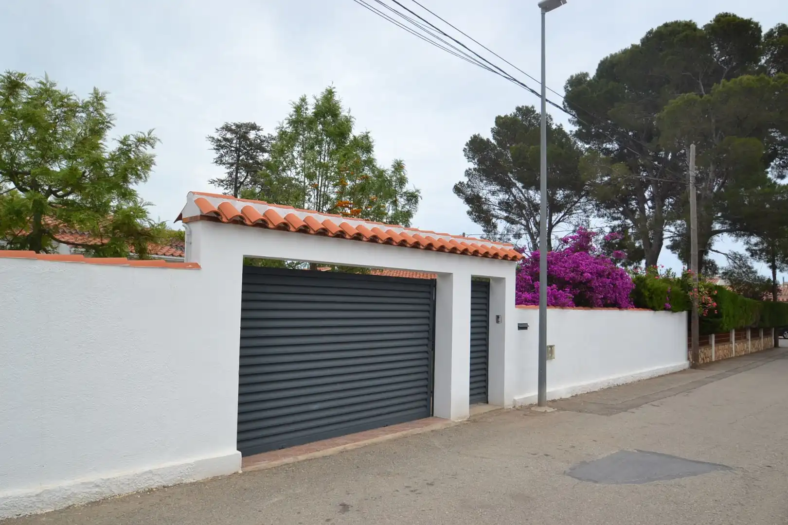 Vista exterior de Casa o xalet en venda en Mont-roig del Camp amb Aire condicionat, Calefacció i Jardí privat