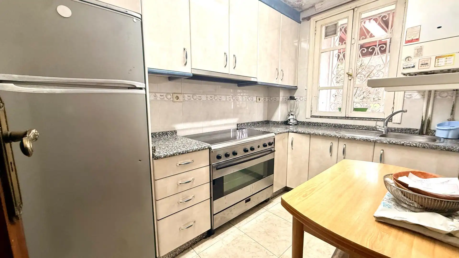 Cuina de Casa o xalet en venda en Ourense Capital  amb Aire condicionat, Calefacció i Moblat