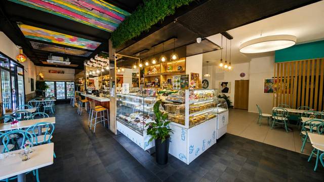 Local comercial en Venta en Avenida Artista Remigio Soler López en PAU 5