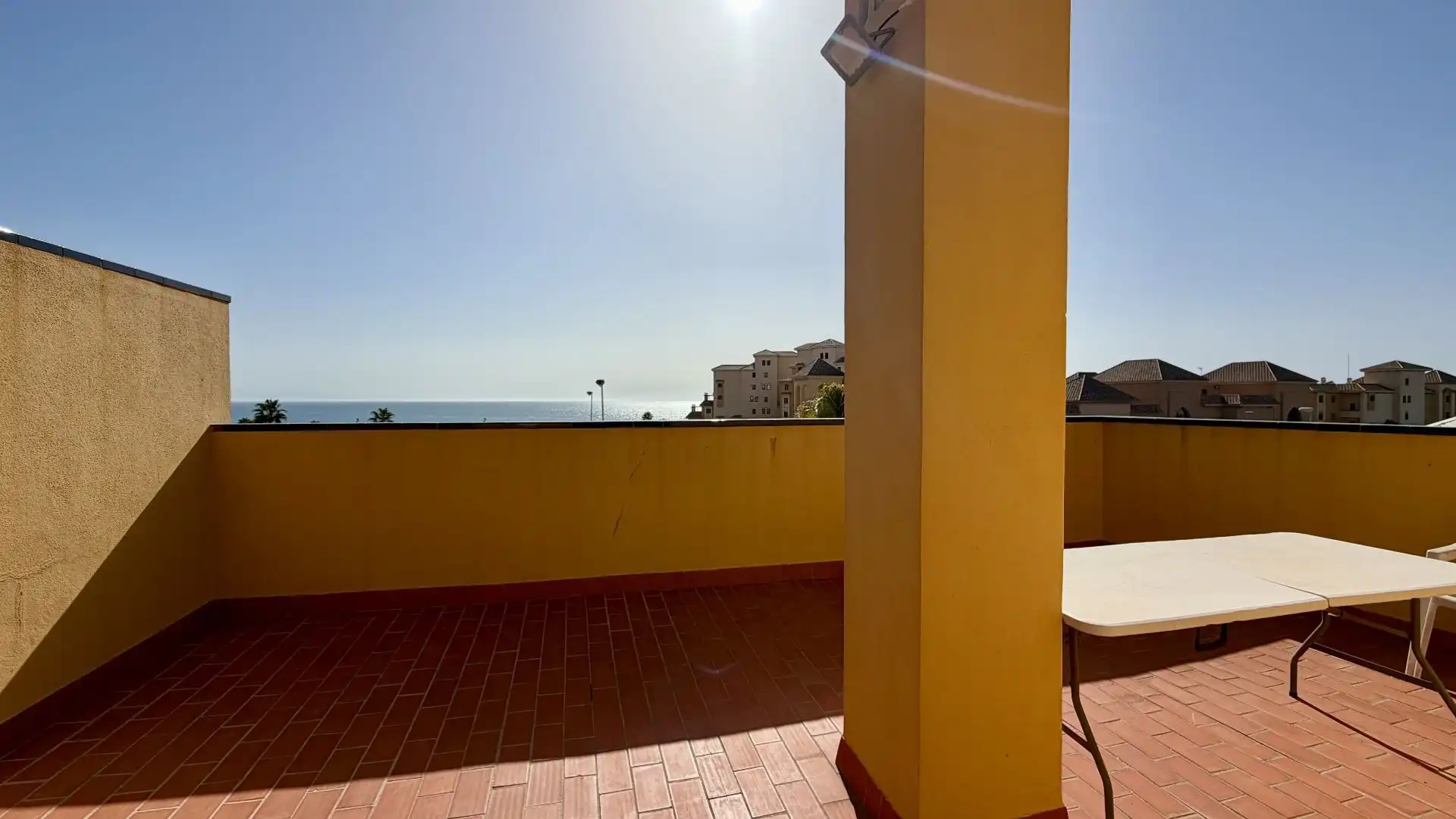 Terrasse von Einfamilien-Reihenhaus zur Miete in Fuengirola mit Klimaanlage, Privatgarten und Terrasse