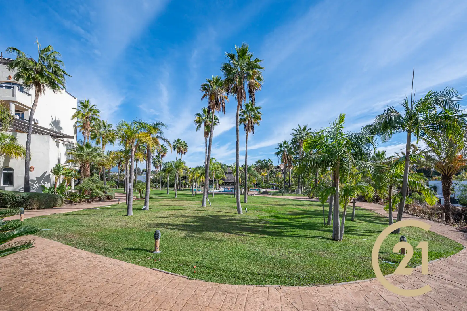 Jardí de Dúplex en venda en Estepona amb Aire condicionat, Terrassa i Moblat