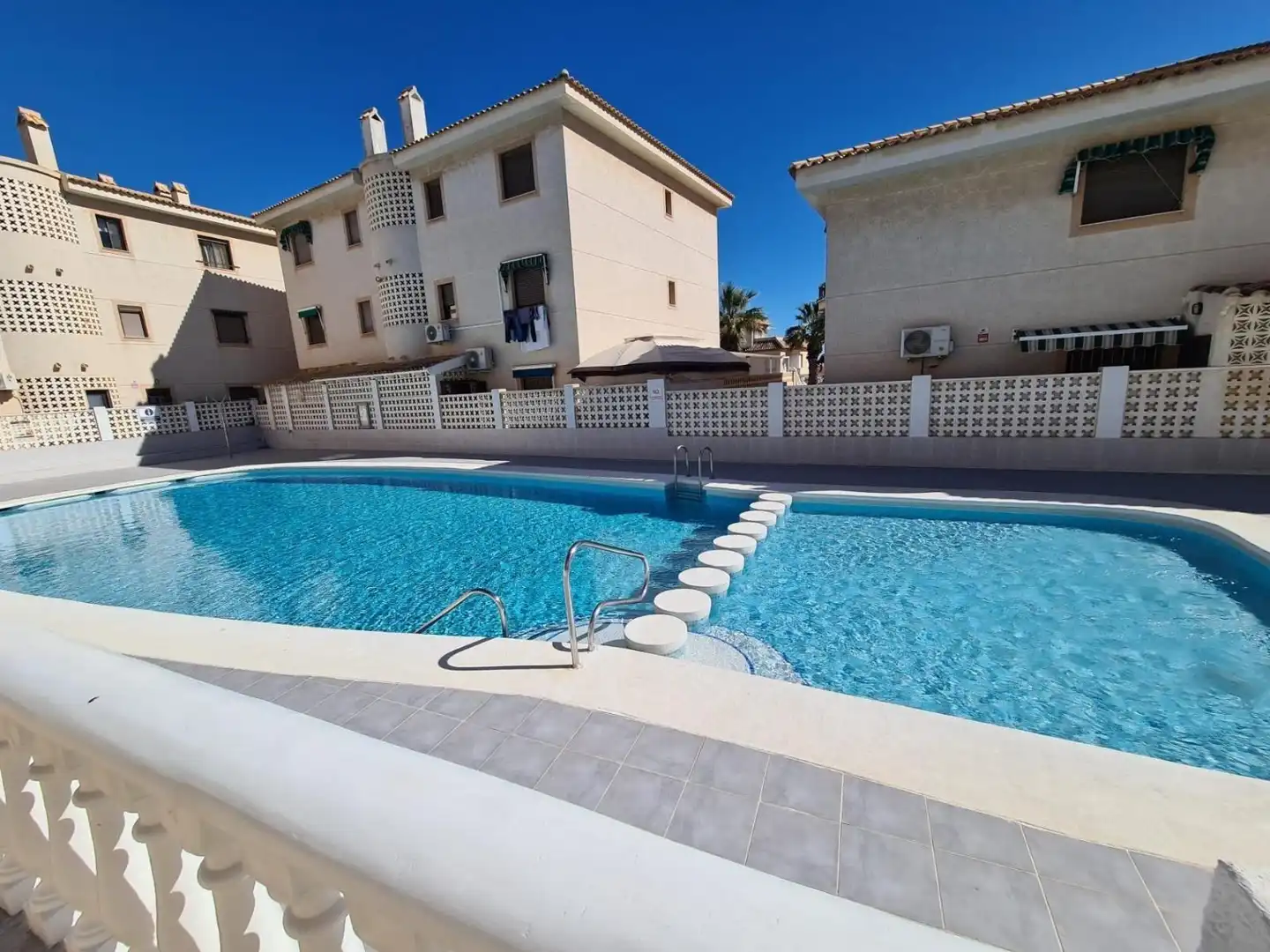 Piscina de Apartament de lloguer en Guardamar del Segura amb Aire condicionat, Terrassa i Moblat