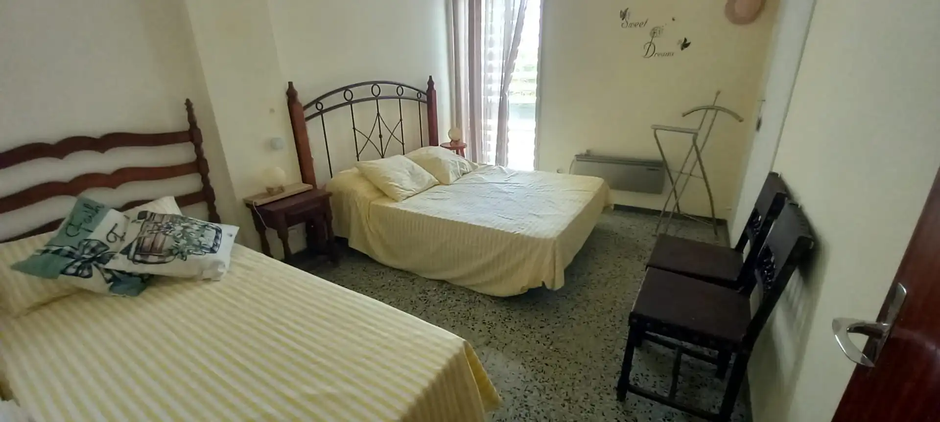 Dormitori de Apartament en venda en Roses amb Jardí privat