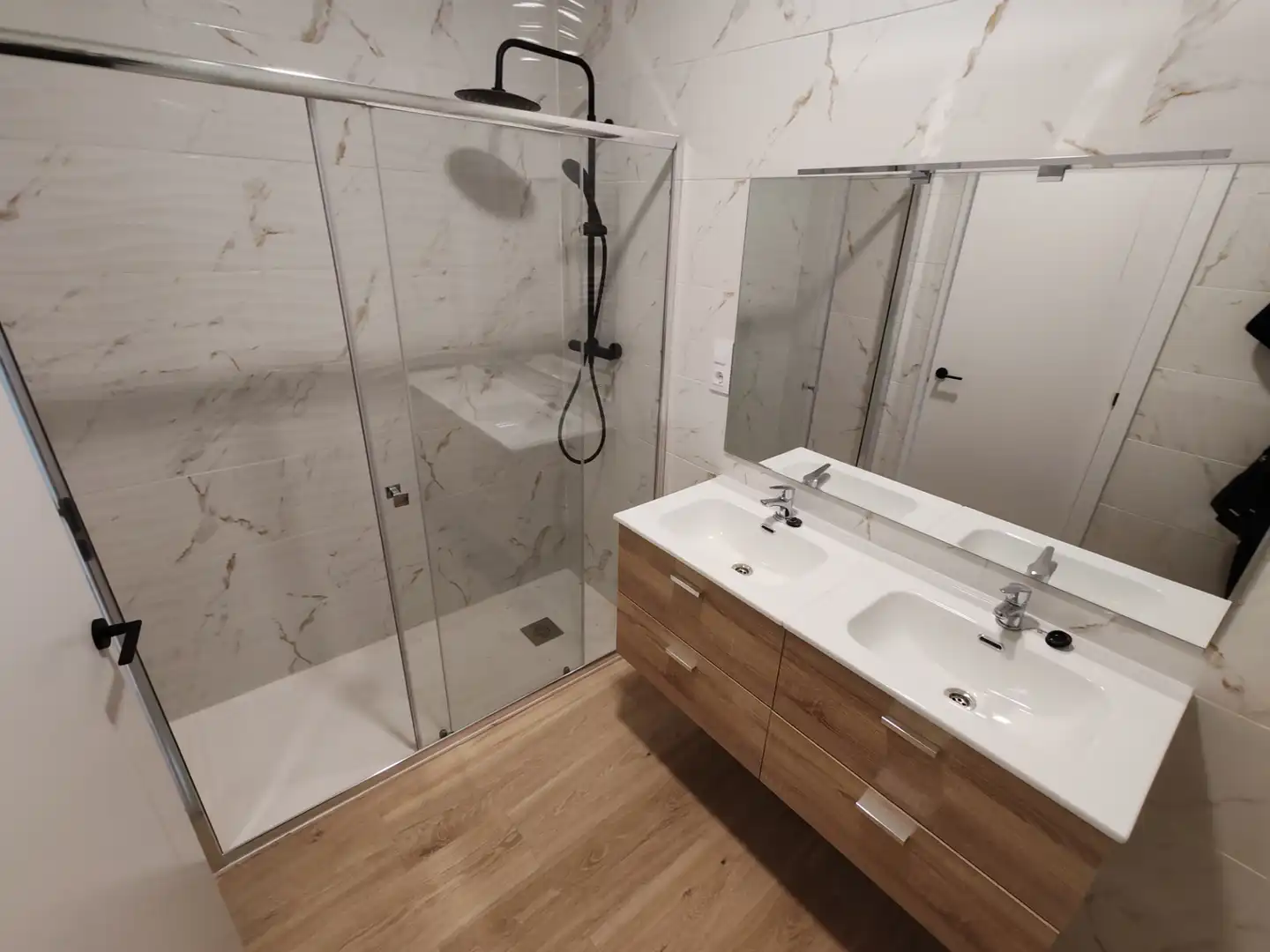 Badezimmer von Wohnung zum Verkauf in Fuenlabrada mit Klimaanlage, Heizung und Waschmaschine