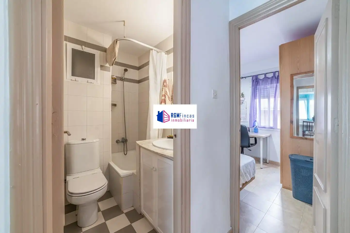 Bathroom of Flat for sale in Sevilla  with Air Conditioner, Furnished and Balcony