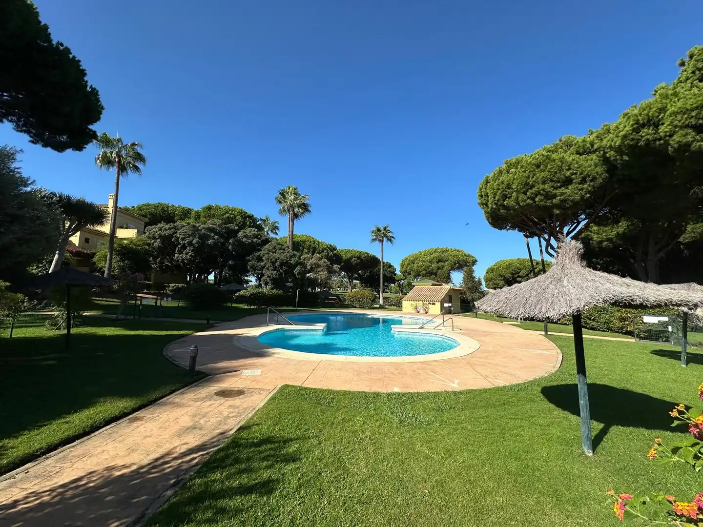 Piscina de Casa adosada en venda en Chiclana de la Frontera amb Aire condicionat, Calefacció i Jardí privat