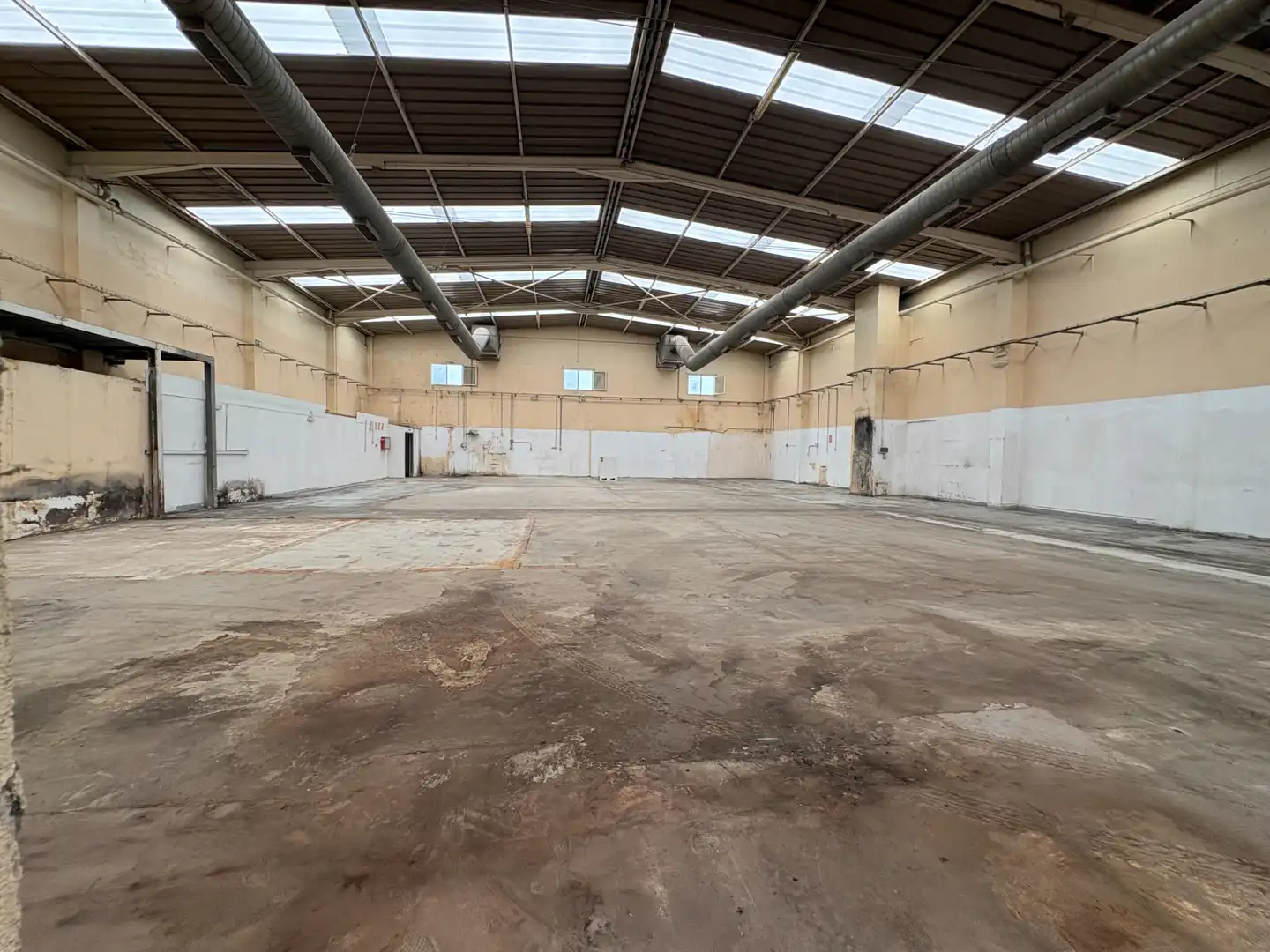 Industrial building to rent in Calle Arinaga 12