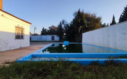 Piscina de Casa o xalet en venda en La Rinconada amb Aire condicionat i Piscina