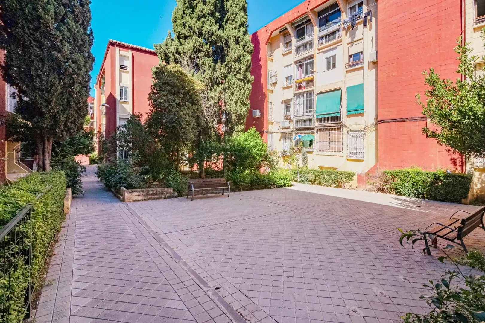 Vista exterior de Pis en venda en Granada amb Aire condicionat, Jardí privat i Terrassa