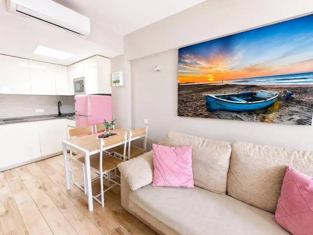 Sala de estar de Estudio en venta en Torremolinos con Amueblado y Piscina comunitaria