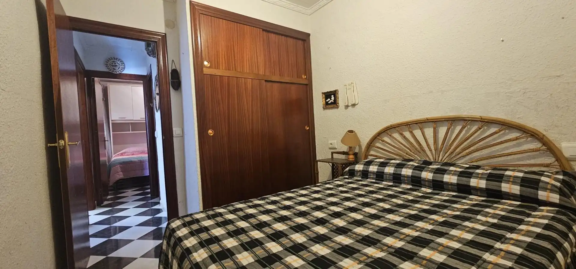 Habitación de Casa adosada en venta en Torrevieja con Jardín privado, Trastero y Amueblado