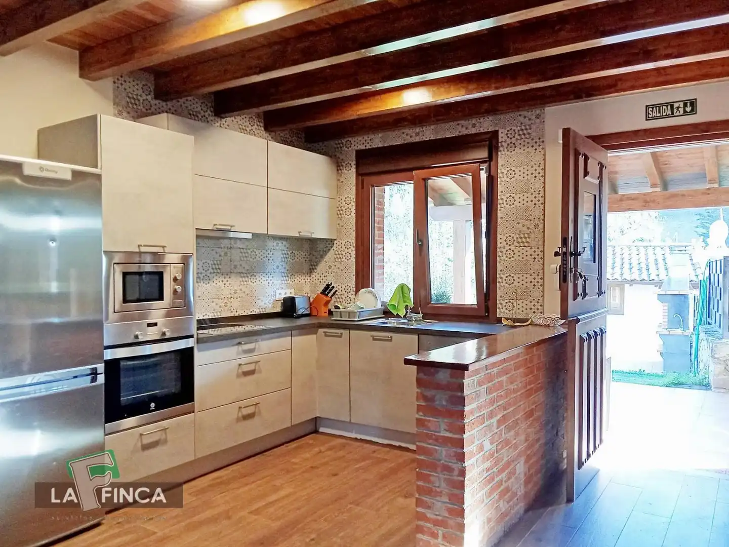 Cuina de Casa o xalet en venda en Ribadesella amb Calefacció, Traster i Moblat