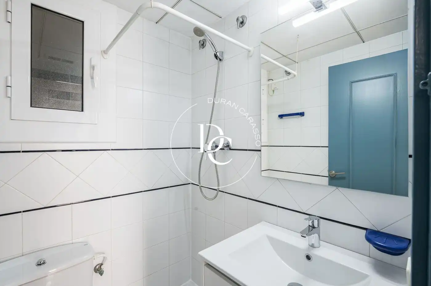 Badezimmer von Wohnung zum Verkauf in Sitges mit Klimaanlage, Heizung und Privatgarten