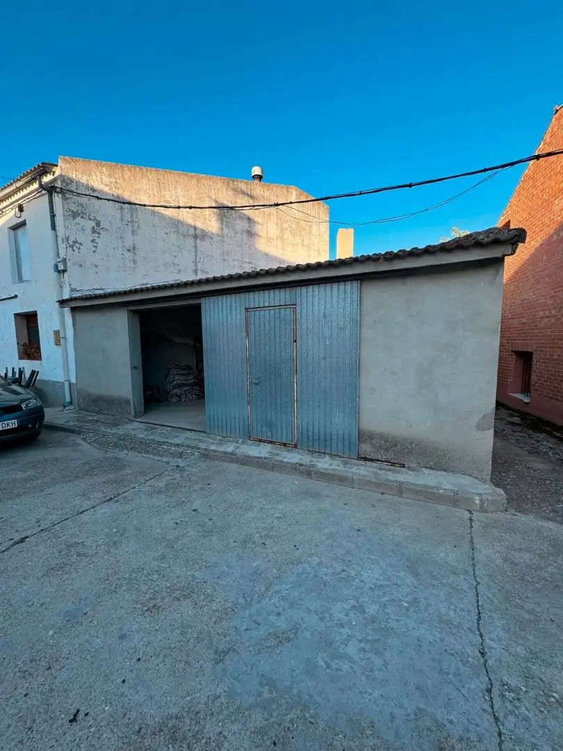 Vista exterior de Casa o xalet en venda en Torre de Esgueva amb Jardí privat i Traster