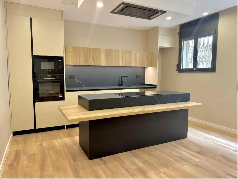 Cocina de Casa adosada en venta en Vilanova i la Geltrú con Aire acondicionado, Terraza y Horno