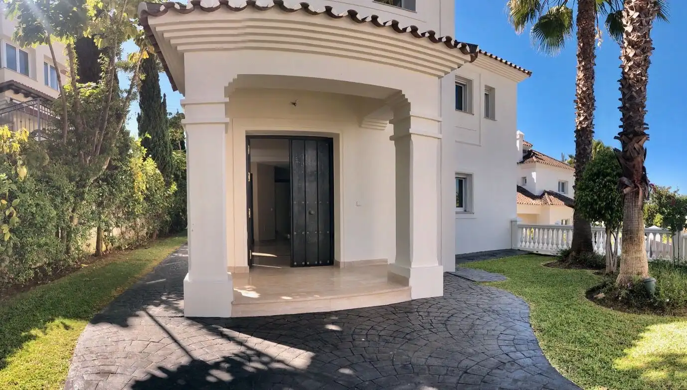 Vista exterior de Casa o xalet en venda en Marbella amb Aire condicionat, Calefacció i Jardí privat