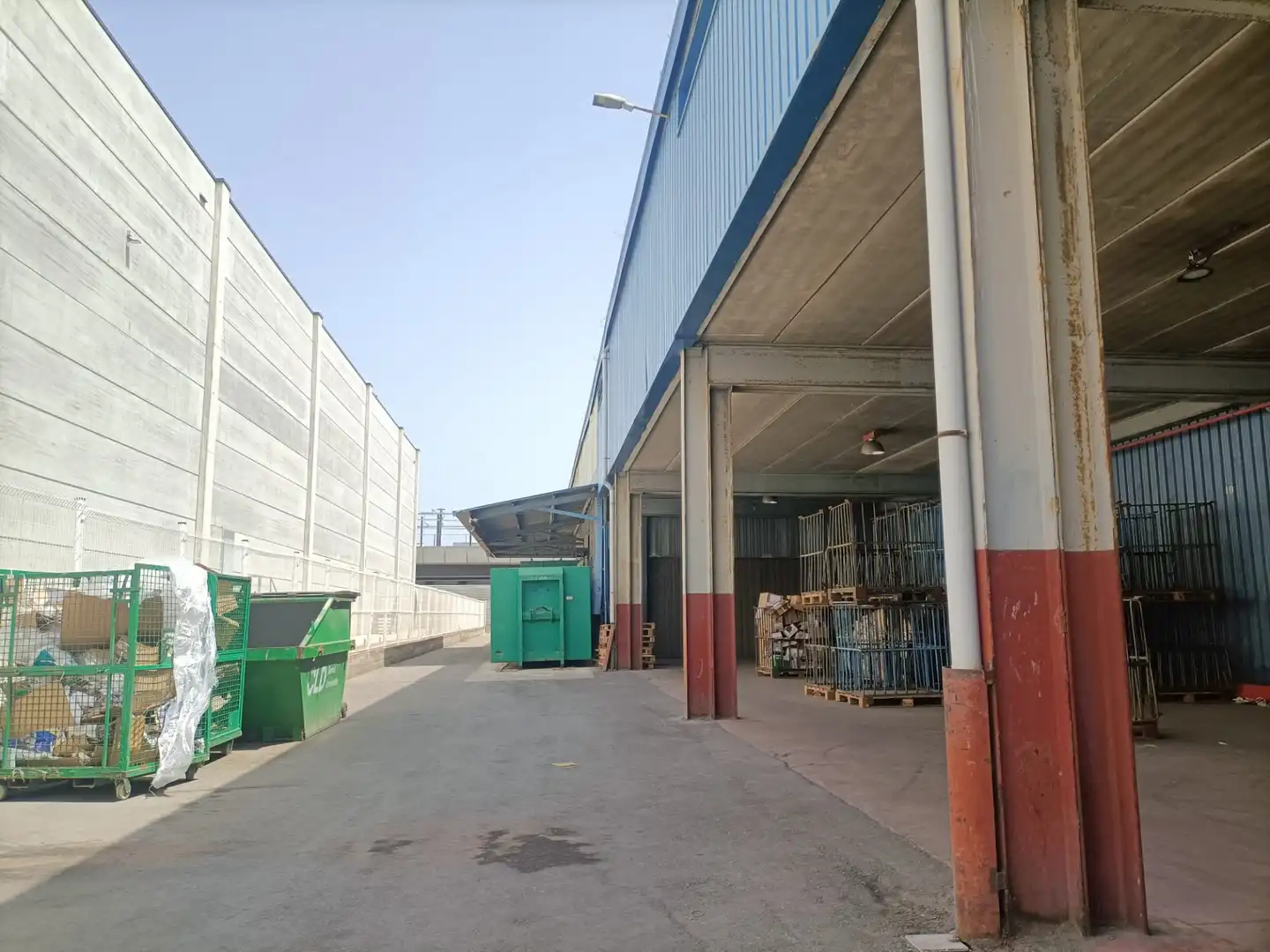 Vista exterior de Nave industrial de alquiler en Barcelona con Calefacción y Alarma