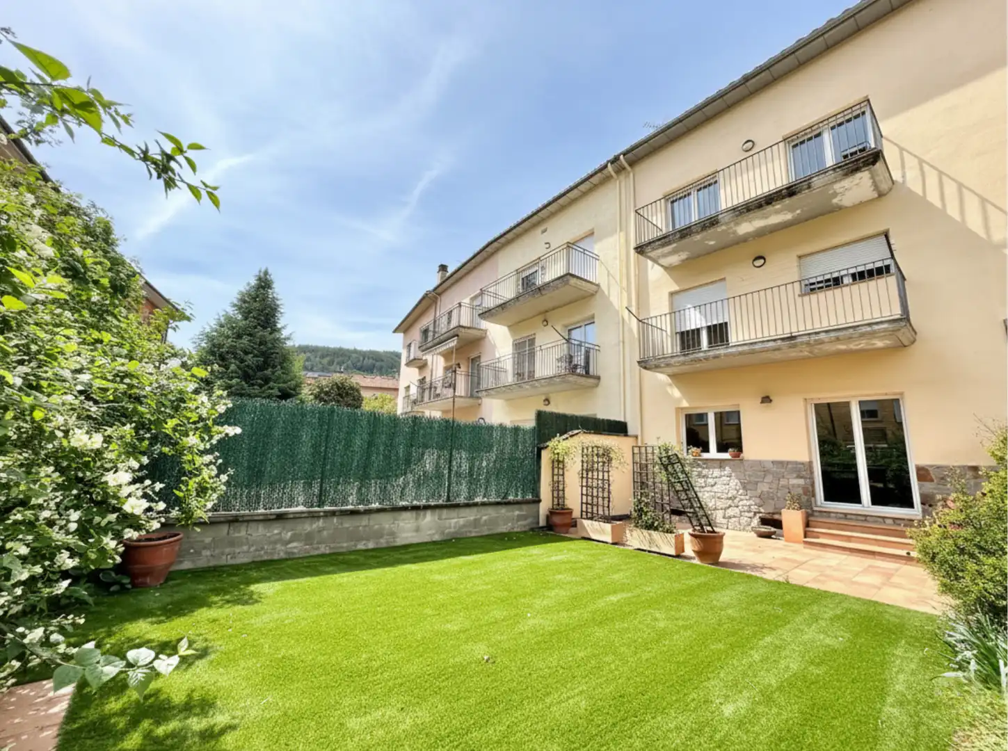 Außenansicht von Einfamilien-Reihenhaus zum Verkauf in Campdevànol mit Heizung, Privatgarten und Terrasse