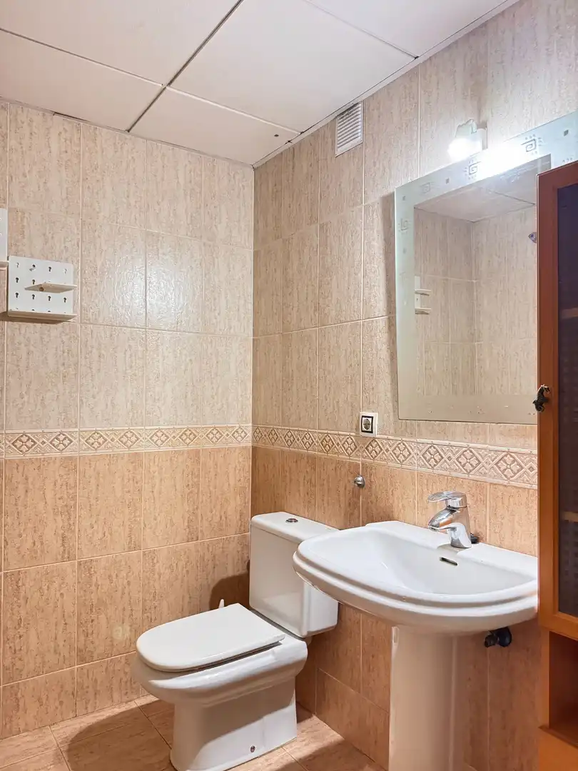 Bany de Apartament en venda en Roquetas de Mar amb Aire condicionat, Terrassa i Piscina comunitària