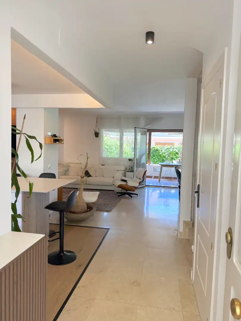 Sala d'estar de Casa adosada en venda en Club de Campo amb Aire condicionat, Calefacció i Jardí privat
