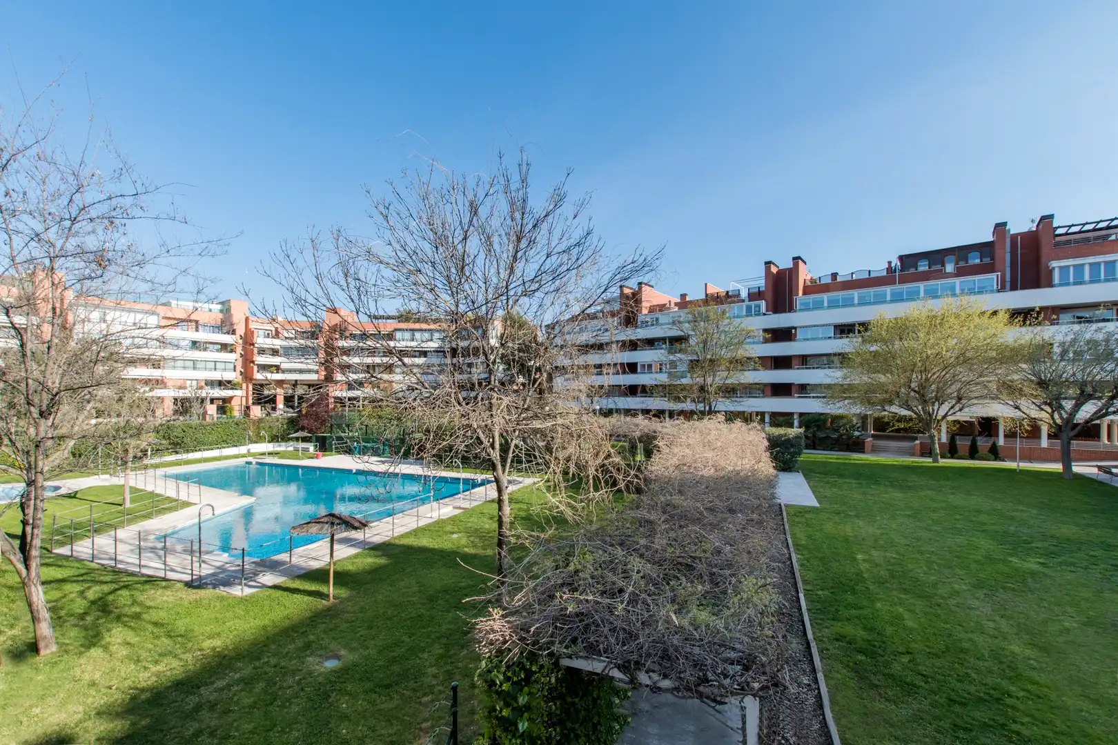 Piscina de Pis en venda en La Moraleja amb Aire condicionat, Calefacció i Jardí privat