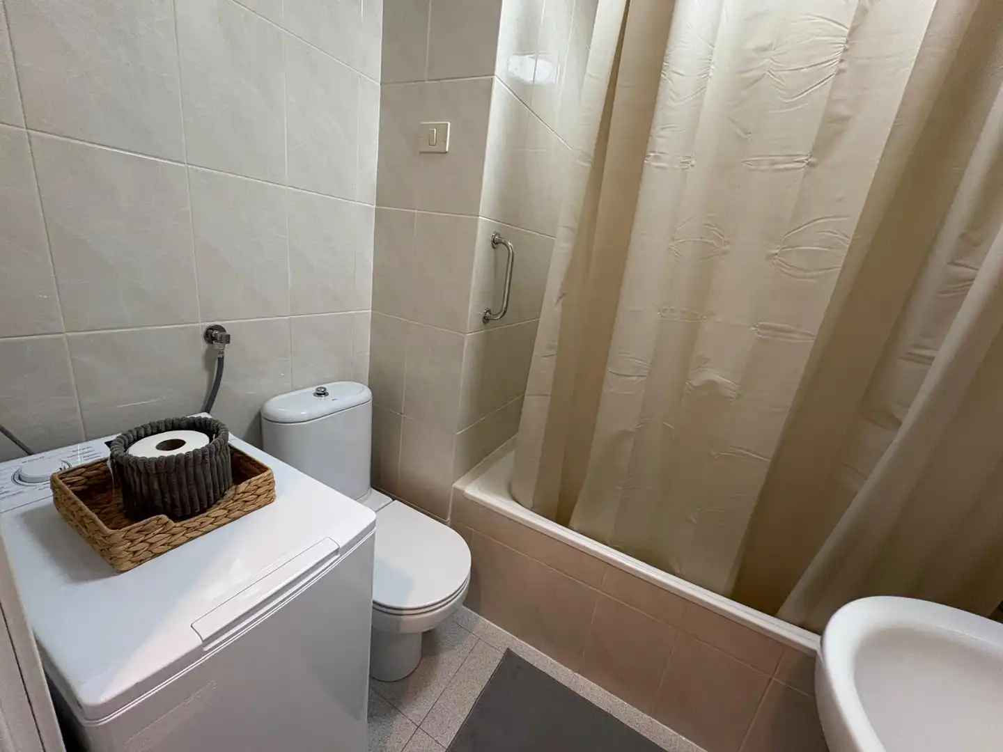 Bathroom of Flat for rent in San Cristóbal de la Laguna  with Furnished, Oven and Washing machine
