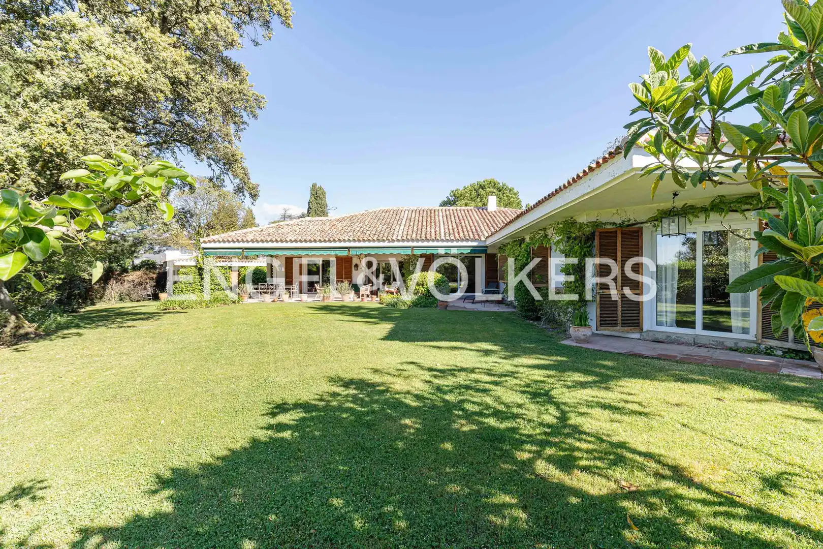 Vista exterior de Casa o chalet en venta en Boadilla del Monte con Calefacción, Jardín privado y Trastero