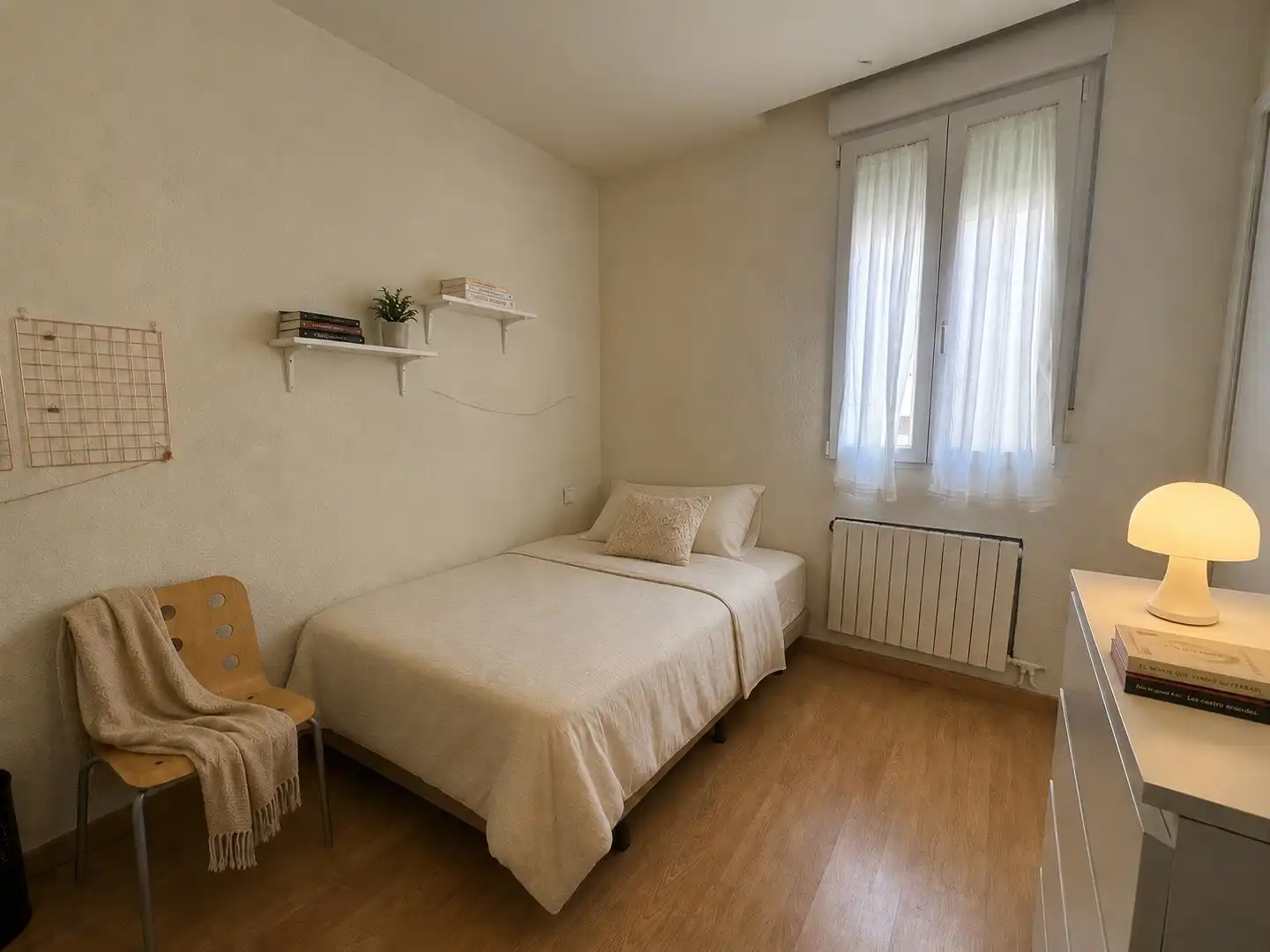 Habitación de Piso en venta en Madrid con Calefacción, TV y Balcón