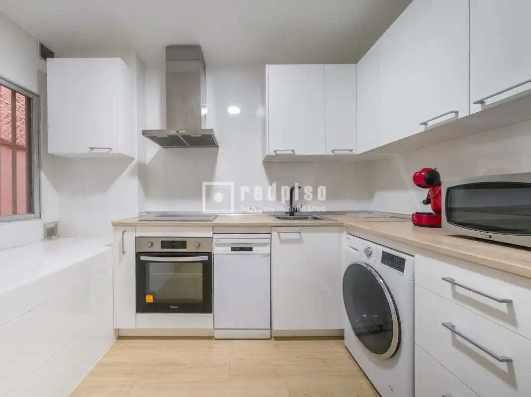 Cocina de Apartamento de alquiler en Madrid con Calefacción, Parquet y Terraza